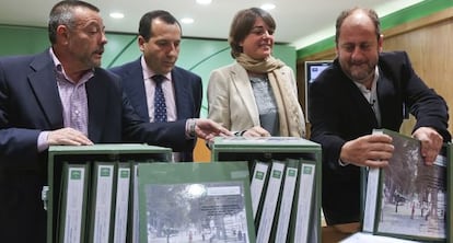 Cort&eacute;s, junto a varios miembros de su equipo en Fomento, hoy en M&aacute;laga.