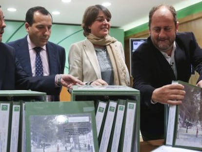 Cort&eacute;s, junto a varios miembros de su equipo en Fomento, hoy en M&aacute;laga.