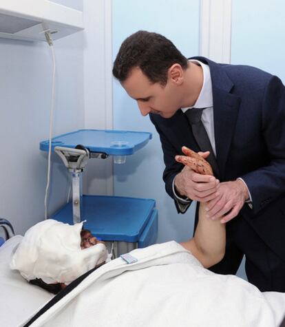 El presidente sirio, Bachar el Asad, visita en Damasco a un soldado herido.