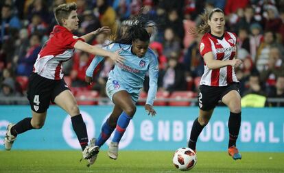 GRAF8247. BILBAO, 30/01/2019.- La jugadora del Athletic de Bilbao Garazi ( disputa un balón con la jugadora del Atlético de Madrid Ludmila en el partido de cuartos de final de la Copa de la Reina.