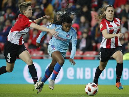 GRAF8247. BILBAO, 30/01/2019.- La jugadora del Athletic de Bilbao Garazi ( disputa un balón con la jugadora del Atlético de Madrid Ludmila en el partido de cuartos de final de la Copa de la Reina.