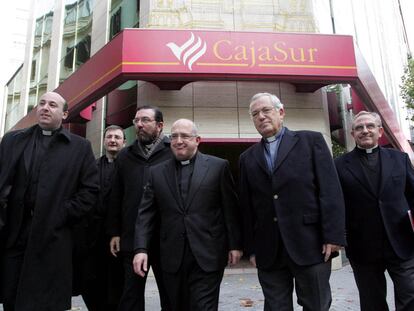 Dirigentes del Patronato de la Fundación Cajasur. Santiago Gómez Sierra, el tercero por la derecha.