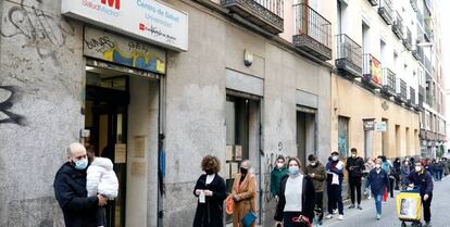 Imagen de una cola de espera a las puertas de un centro de salud en Madrid durante la crisis del Covid-19.