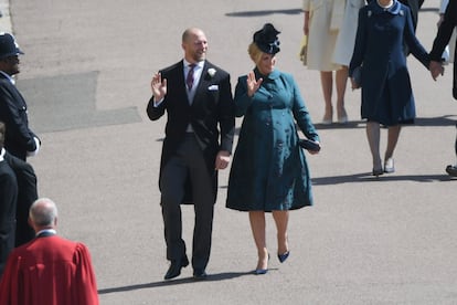 Mike e Zara Tindall acenam ao chegar no castelo de Windsor.