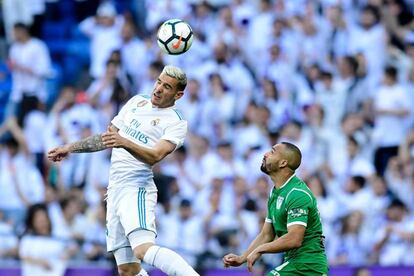 Theo Hernández controla la pelota ante el jugador del Leganés Nabil El Zhar.