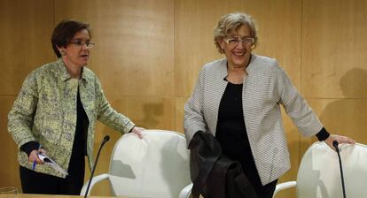 La portavoz socialista Purificación Causapié con la alcaldesa Manuela Carmena.