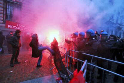 Protesta contra la reforma universitaria propuesta por el Gobierno de Berlusconi durante la inauguración de la temporada lírica de La Scala de Milán.