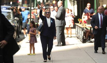 Clinton al salir del piso de su hija en Nueva York.
