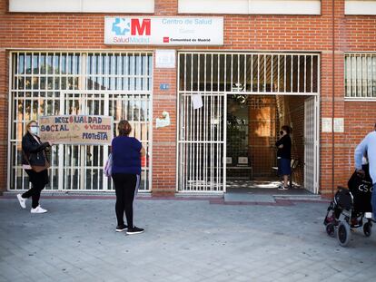 Un grupo de vecinos esperan para ser atendidos en el centro de Salud del distrito de Cuzco, en Fuenlabrada.