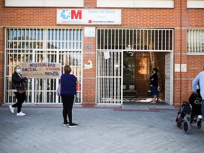 Un grupo de vecinos esperan para ser atendidos en el centro de Salud del distrito de Cuzco, en Fuenlabrada, el pasado mes de septiembre.