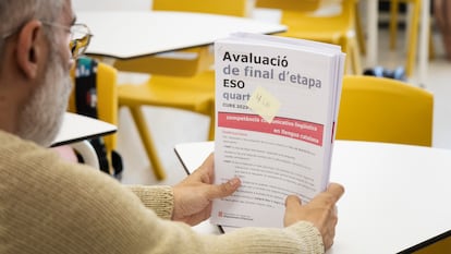 Un profesor recoge las pruebas de 4º de ESO de un instituto, el pasado 16 de abril.