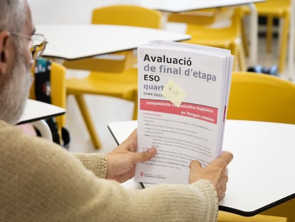 Un profesor recoge las pruebas de 4º de ESO de un instituto, el pasado 16 de abril.