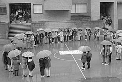 Concentración de estudiantes pacifistas en el instituto de Beasain.