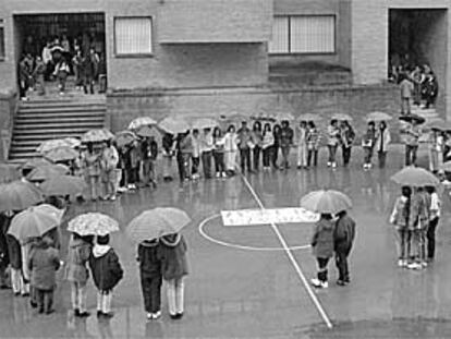 Concentración de estudiantes pacifistas en el instituto de Beasain.