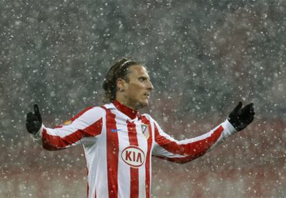 Diego Forlán se lamenta durante el partido ente el Leverkusen.