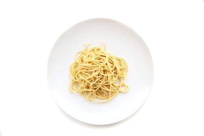 <p>Un plato de pasta <a href="https://elpais.com/elpais/2017/02/09/buenavida/1486668783_592184.html" target="_blank">podría ayudar a multiplicar el rendimiento muscular</a> de los deportistas en las pruebas de resistencia. Esta técnica, recogida por <em>The American Journal of Medicine</em> en 1985, "consiste en descargar los depósitos de glucógeno entre los días sexto y tercero antes de la prueba, eliminando los hidratos de la dieta para recargarlos a tope con un menú de carbohidratos en los tres días previos (pasta, patatas, cereales, quinoa…). De este modo se supone que la capacidad de almacenamiento aumenta 1,5 veces", aclara <a href="laurajorgenutricion.com/" rel="nofollow" target="_blank">Laura Jorge</a>, especializada en Nutrición deportiva.</p> <p>Sin embargo, la experta recomienda no quedarse únicamente con el contenido de hidratos y <strong>acompañarlo con alimentos proteicos</strong>, como una pechuga de pollo o un pescado ligero.</p>