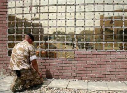 Un soldado británico se despide ante las placas dedicadas a los caídos de la 20 Brigada Acorazada, en la base de Basora.