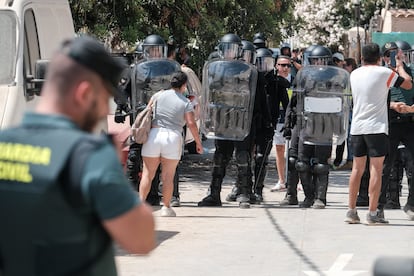 En el desalojo han intervenido los antidisturbios de la Guardia Civil. 
