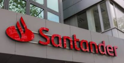 Logo de Santander en una de sus oficinas