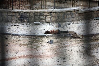 El cuerpo de una niña permanece sobre una calle en el distrito de Saif al Dawle, en Alepo.