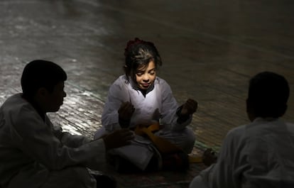 Unos niños meditan antes del inicio de un torneo de artes marciales en Idlib (Siria), el 12 de abril.