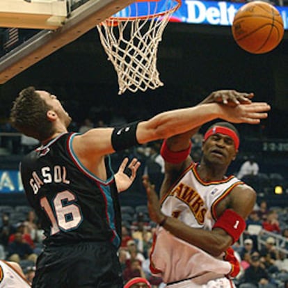 Pau Gasol pugna bajo el aro con Stephen Jackson, de los Hawks.