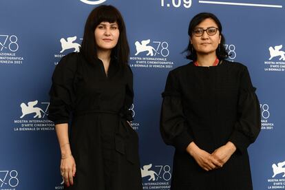 Sahraa Karimi, a la izquierda,  directora de la agencia estatal de cine Afghan Film, y Sarah Mani, en Venecia.