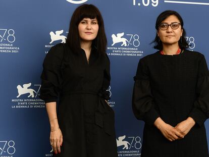 Sahraa Karimi, a la izquierda,  directora de la agencia estatal de cine Afghan Film, y Sarah Mani, en Venecia.