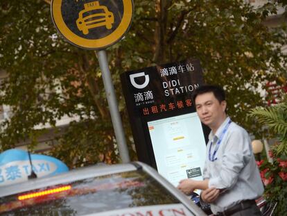 Un conductor de taxi espera a sus clientes en una estación de Didi en Shanghái.