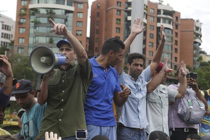 Opposition leader Henrique Capriles (l) at a protest.