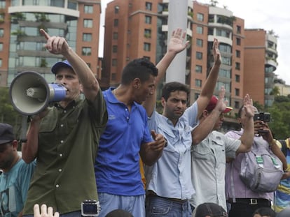 Opposition leader Henrique Capriles (l) at a protest.