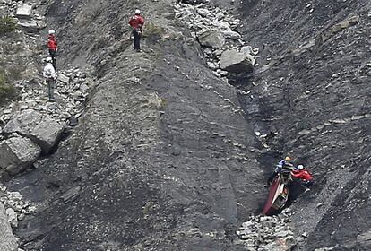 Personal de rescate mueve uno de los fragmentos del avin siniestrado.