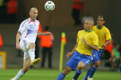 Zidane hace un <i>sombrero</i> a Ronaldo en presencia de Ronaldinho.