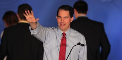 El gobernador de Wisconsin, Scott Walker, saluda a sus simpatizantes tras conocer su refrendo. 