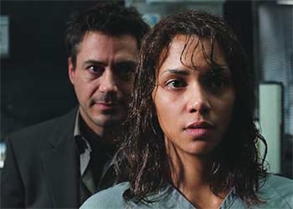 Halle Berry y Robert Downey Jr., en una imagen de <i>Gothika</i>.