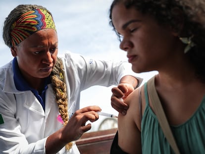 Una mujer recibe una dosis de la vacuna contra el dengue, este viernes en el barrio de Barra de Guaratiba, en Río de Janeiro.