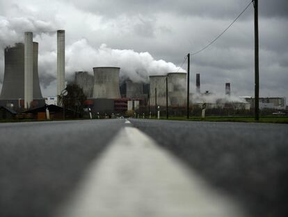 Una nube de humo cubre la central térmica de carbón del gigante energético RWE en Niederaussem (Alemania).