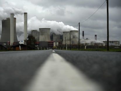 Una nube de humo cubre la central térmica de carbón del gigante energético RWE en Niederaussem (Alemania).