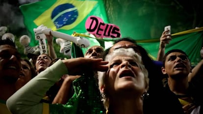 Simpatizantes del candidato a la presidencia de Brasil Jair Bolsonaro celebran su victoria hoy, este domingo, en la avenida Paulista, en Sao Paulo (Brasil). 