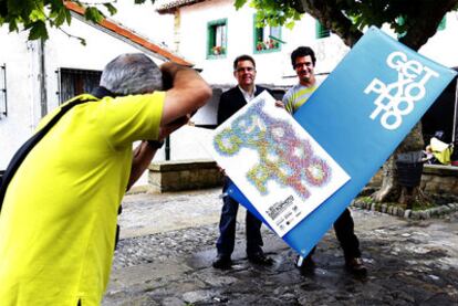 El alcalde de Getxo, Imanol Landa y el director de GetxoPhoto, Jokin Aspuru, con el cartel del festival.