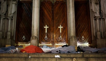 Moradores de rua em frente à igreja da Sé, em São Paulo.