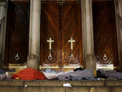 Moradores de rua em frente à igreja da Sé, em São Paulo.