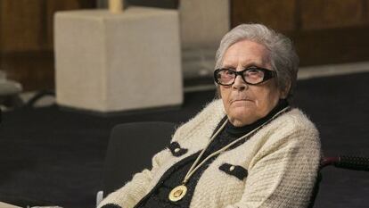 Neus Català, con su Medalla de Oro, en la Generalitat