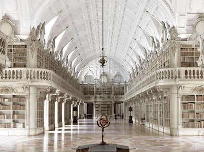 Biblioteca del Palacio Nacional de Mafra, Portugal.