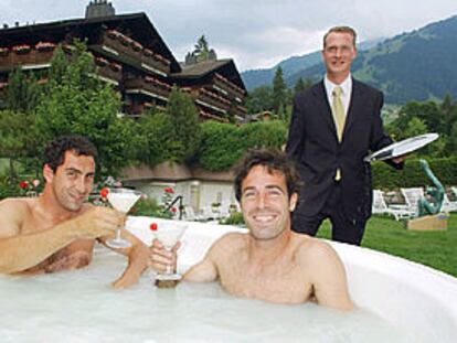 Los tenistas españoles Albert Costa y Àlex Corretja en una piscina