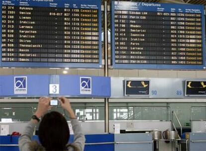Una mujer observa la cancelación de la mayoría de los vuelos nacionales e internacionales de Grecia.