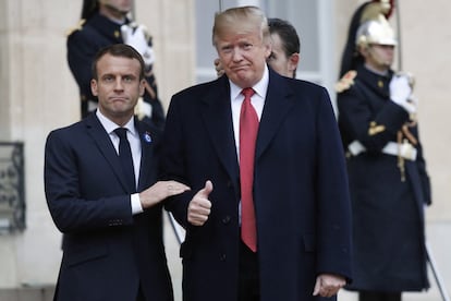 Los presidentes de Francia y Estados Unidos, Emmanuel Macron y Donald Trump, chocaron una vez más, dentro de la compleja relación que mantienen, por sus diferentes visiones sobre la estrategia militar de Europa. En la imagen, Macron recibe a Trump en el Palacio del Elíseo en París.