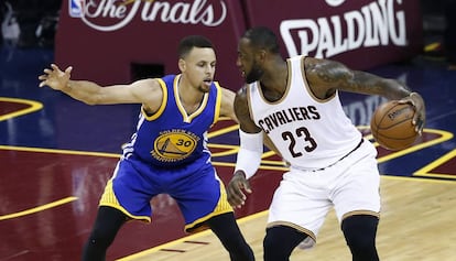 Curry y LeBron, en la final de la NBA.