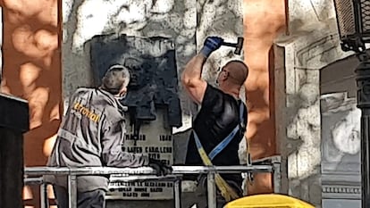 Operarios retiran la placa dedicada a Largo Caballero en la casa en la vivió, en Chamberí, Madrid
