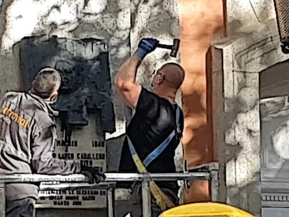 Operarios retiran la placa dedicada a Largo Caballero en la casa en la que vivió, en el barrio de Chamberí, en una imagen compartida por Más Madrid.